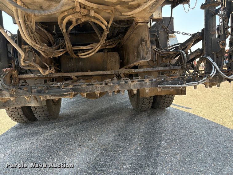 image for item EP7607 1996 International 4700 oil distributor truck