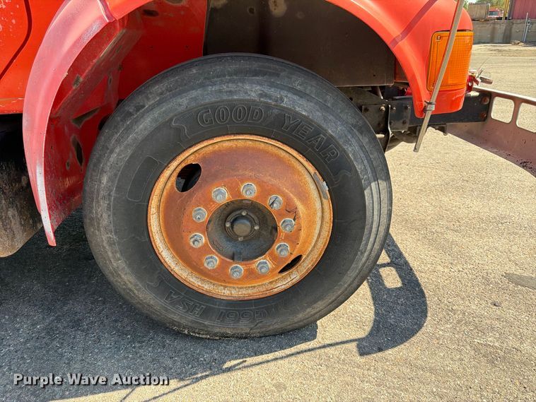 image for item EP7607 1996 International 4700 oil distributor truck