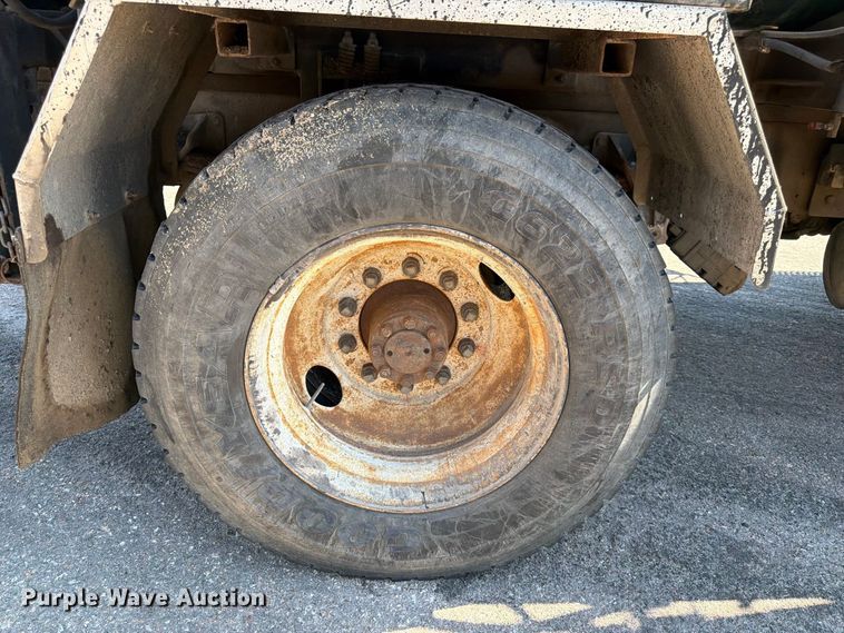 image for item EP7607 1996 International 4700 oil distributor truck