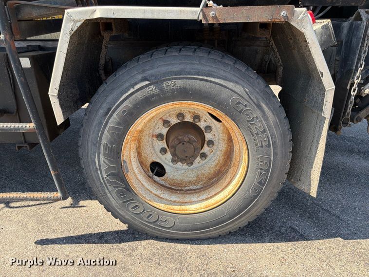 image for item EP7607 1996 International 4700 oil distributor truck