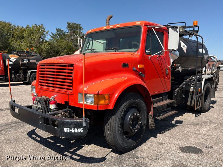 1996 International 4700 oil distributor truck