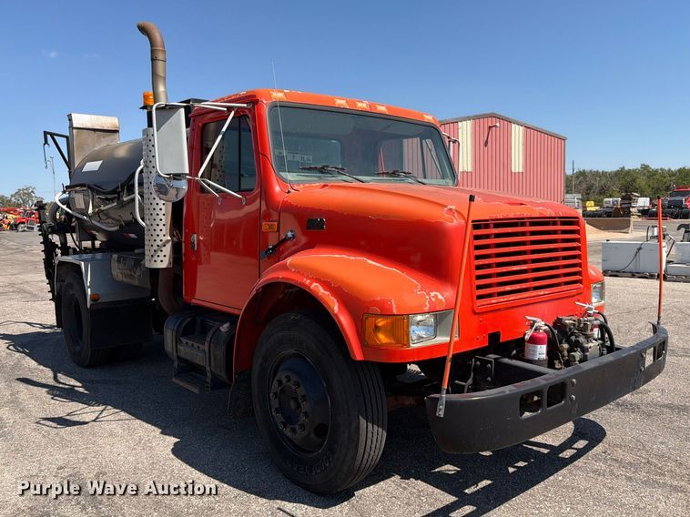 image for item EP7608 1996 International 4700 oil distributor truck