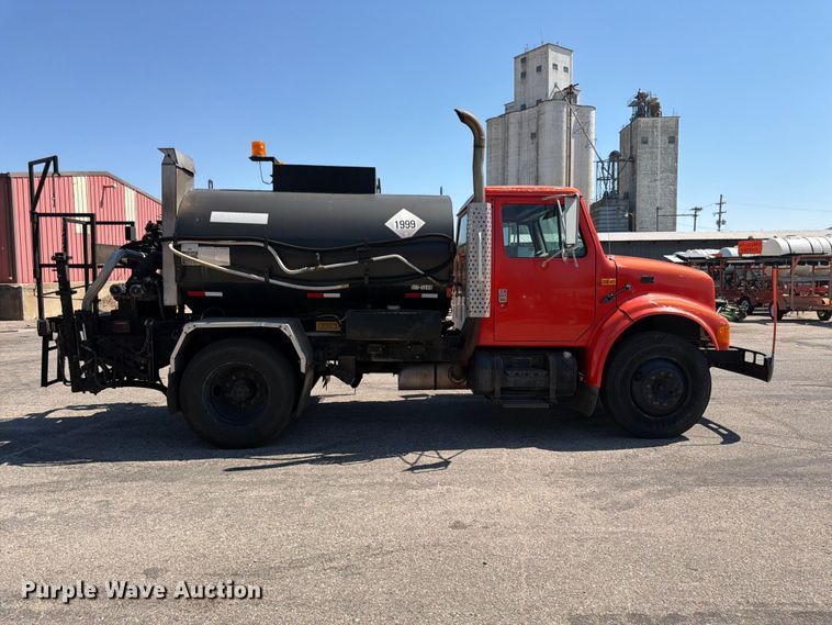 image for item EP7608 1996 International 4700 oil distributor truck
