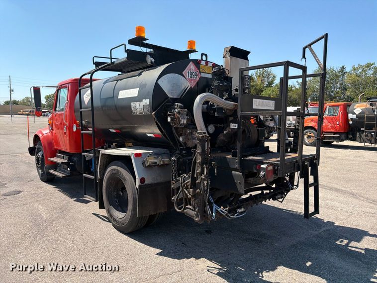 image for item EP7608 1996 International 4700 oil distributor truck