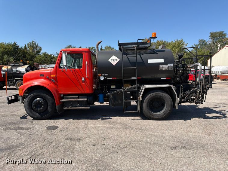 image for item EP7608 1996 International 4700 oil distributor truck