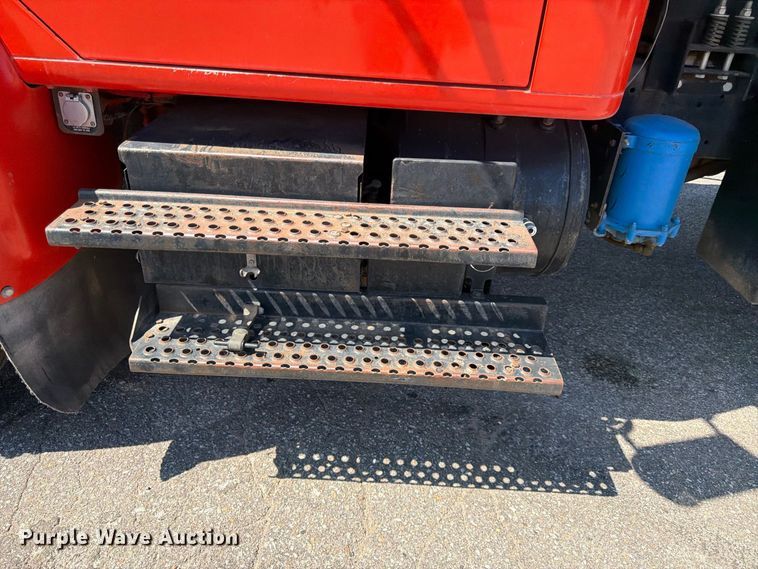 image for item EP7608 1996 International 4700 oil distributor truck