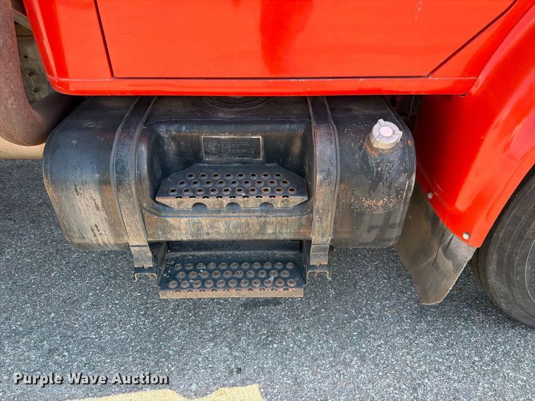 image for item EP7608 1996 International 4700 oil distributor truck