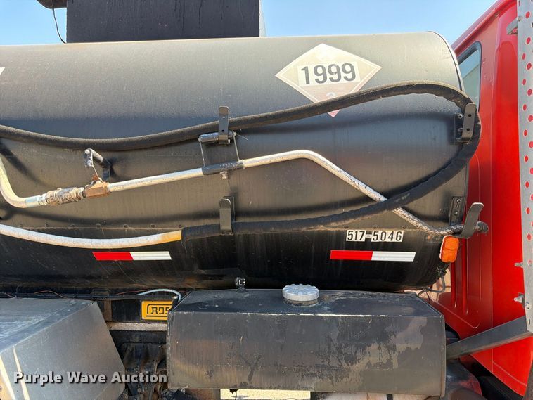 image for item EP7608 1996 International 4700 oil distributor truck