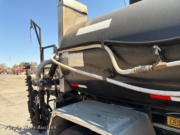 image for item EP7608 1996 International 4700 oil distributor truck