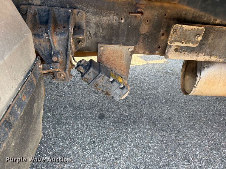 image for item EP7608 1996 International 4700 oil distributor truck