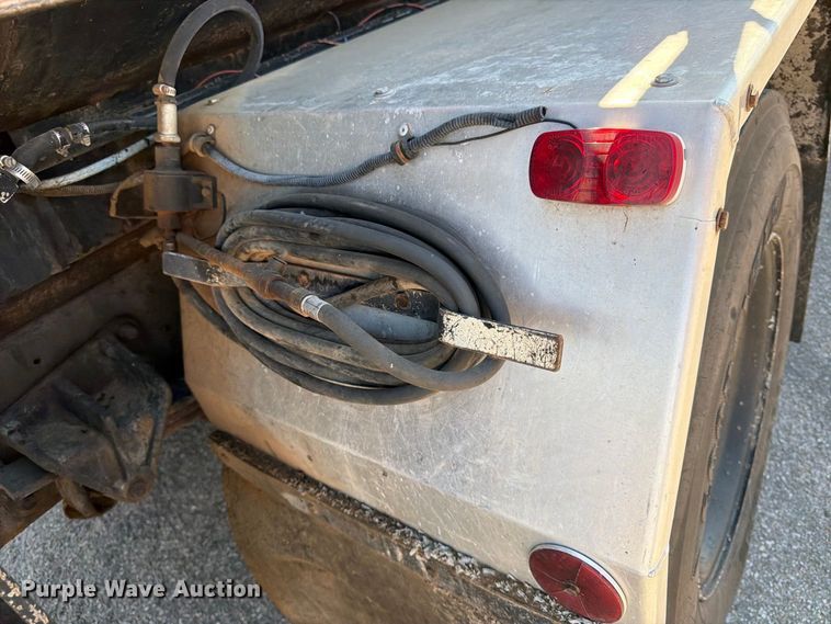 image for item EP7608 1996 International 4700 oil distributor truck