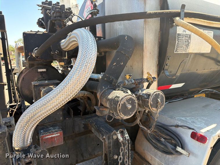 image for item EP7608 1996 International 4700 oil distributor truck