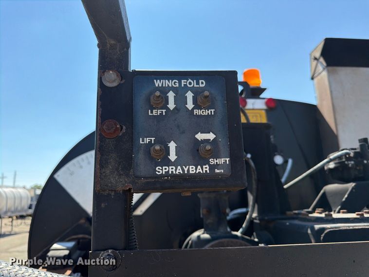 image for item EP7608 1996 International 4700 oil distributor truck