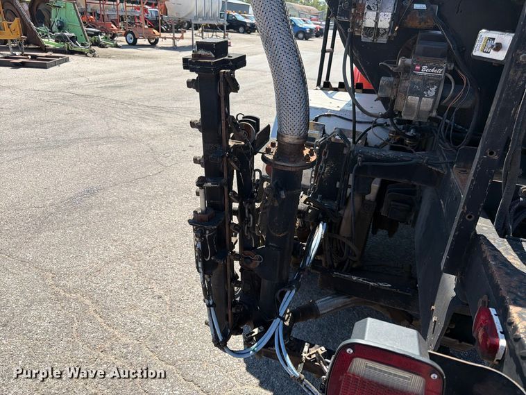 image for item EP7608 1996 International 4700 oil distributor truck