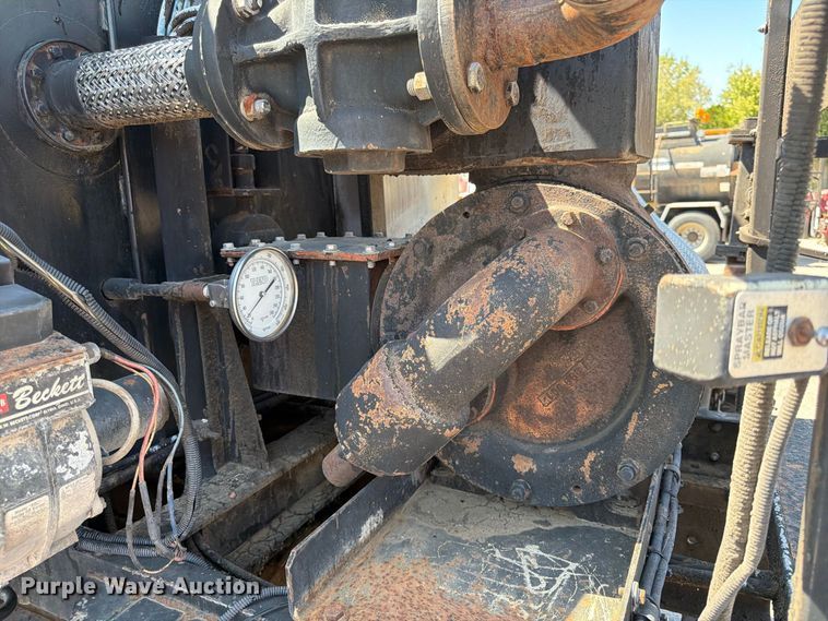 image for item EP7608 1996 International 4700 oil distributor truck