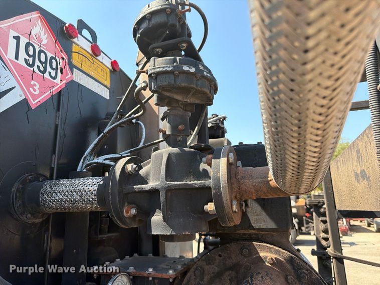 image for item EP7608 1996 International 4700 oil distributor truck