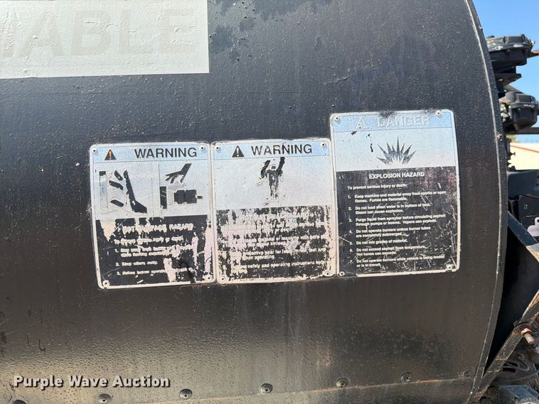 image for item EP7608 1996 International 4700 oil distributor truck