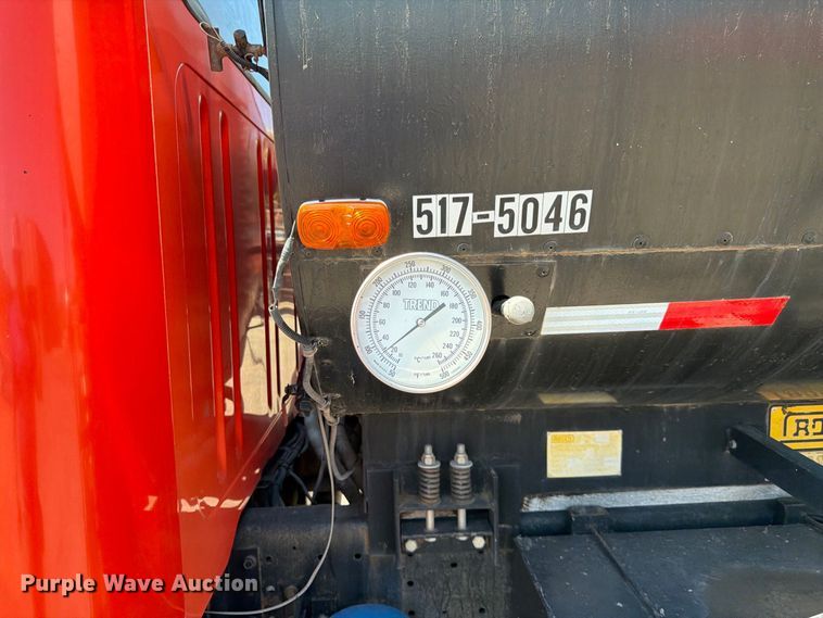 image for item EP7608 1996 International 4700 oil distributor truck