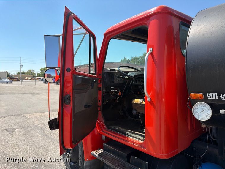 image for item EP7608 1996 International 4700 oil distributor truck