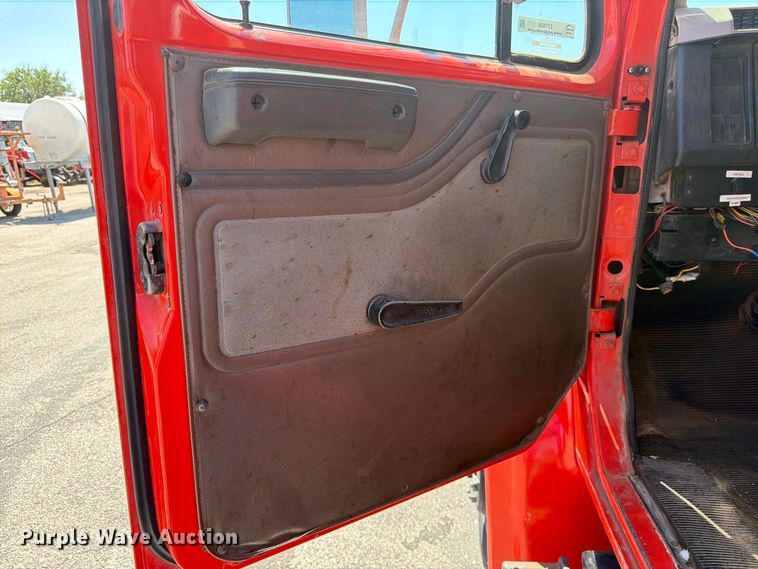 image for item EP7608 1996 International 4700 oil distributor truck