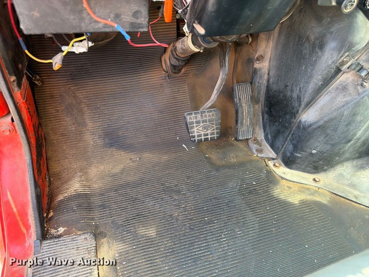 image for item EP7608 1996 International 4700 oil distributor truck