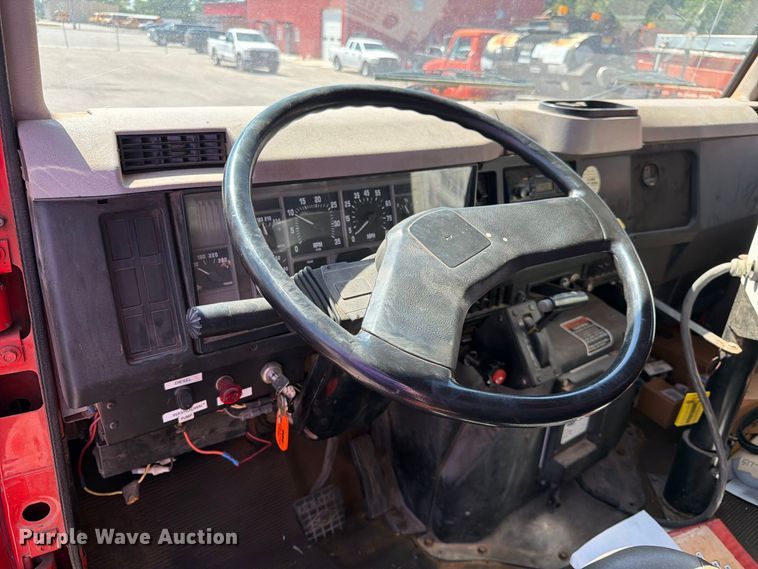image for item EP7608 1996 International 4700 oil distributor truck
