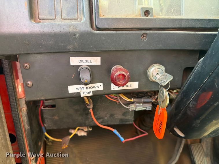image for item EP7608 1996 International 4700 oil distributor truck