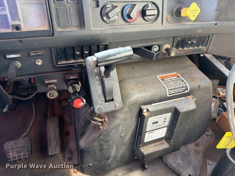 image for item EP7608 1996 International 4700 oil distributor truck