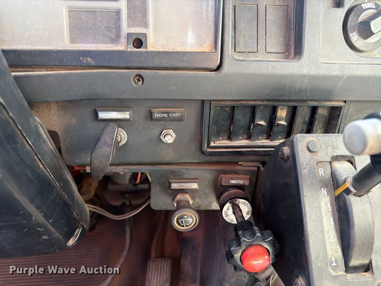 image for item EP7608 1996 International 4700 oil distributor truck
