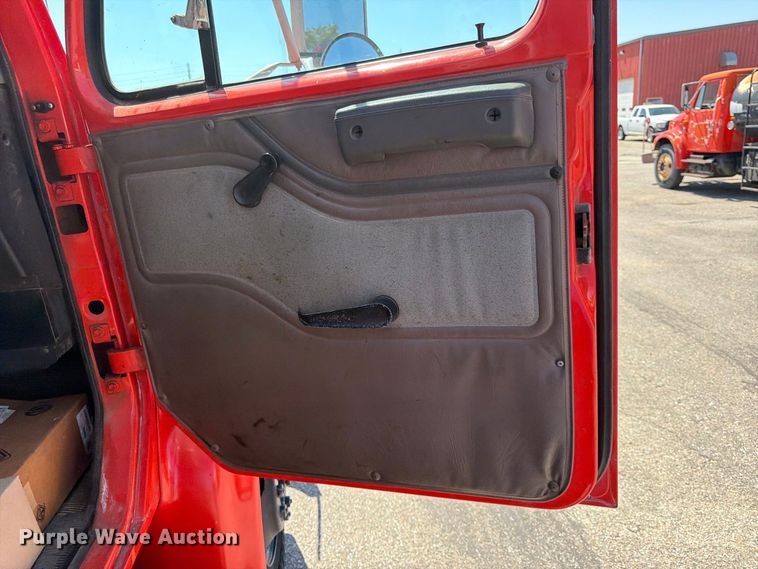 image for item EP7608 1996 International 4700 oil distributor truck