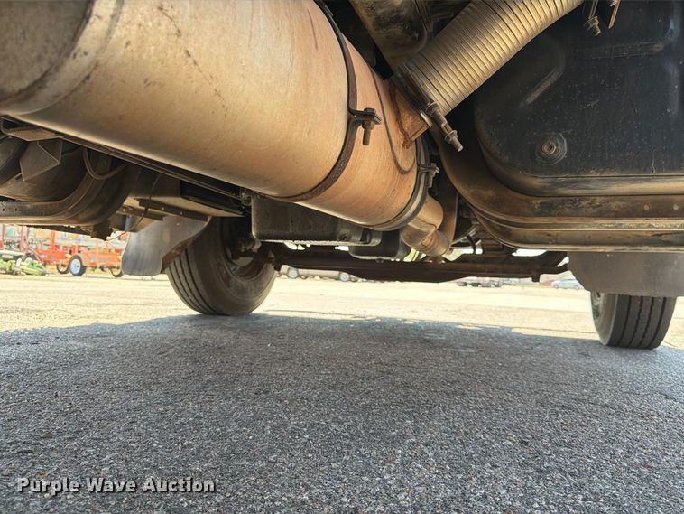 image for item EP7608 1996 International 4700 oil distributor truck