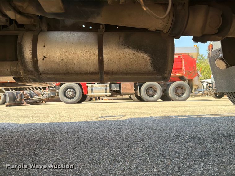 image for item EP7608 1996 International 4700 oil distributor truck