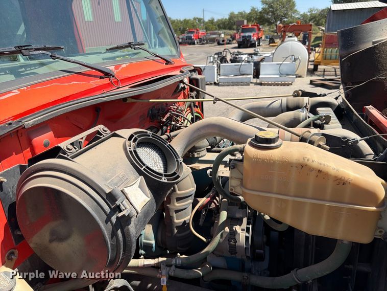 image for item EP7608 1996 International 4700 oil distributor truck