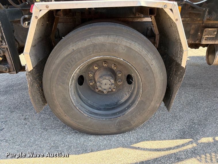 image for item EP7608 1996 International 4700 oil distributor truck