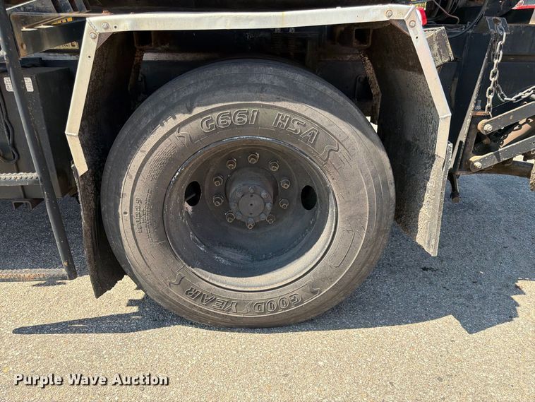 image for item EP7608 1996 International 4700 oil distributor truck