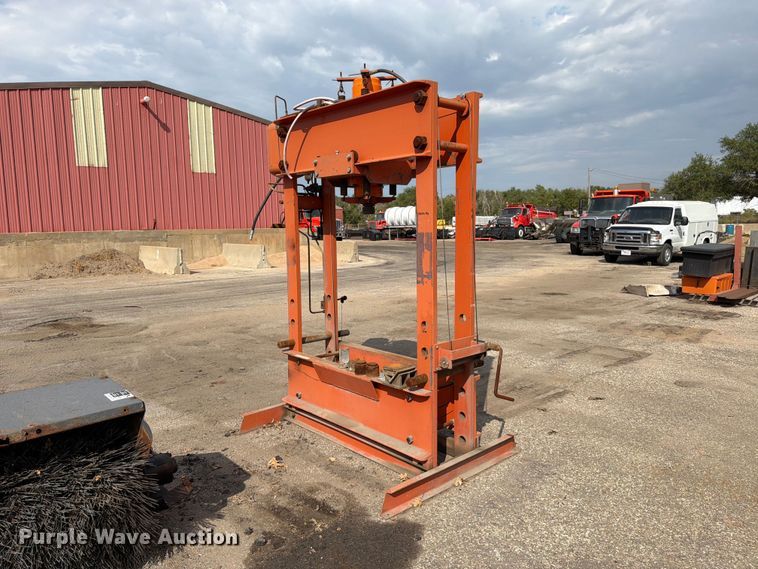 1989 Nugier H100-14 AP BD hydraulic press