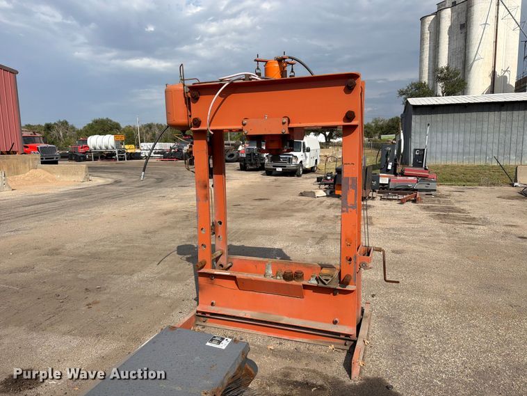 image for item EP7646 1989 Nugier H100-14 AP BD  hydraulic press