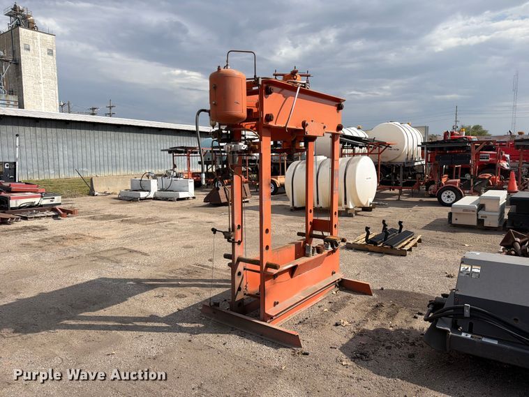 image for item EP7646 1989 Nugier H100-14 AP BD  hydraulic press