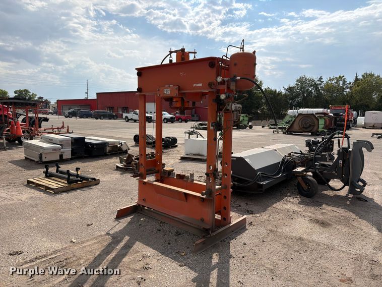 image for item EP7646 1989 Nugier H100-14 AP BD  hydraulic press