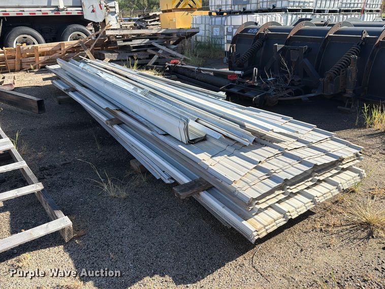 image for item EP7658 Approximately 60 pieces of metal siding