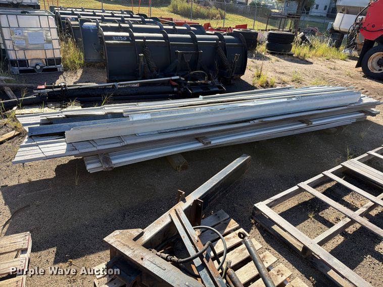 image for item EP7658 Approximately 60 pieces of metal siding