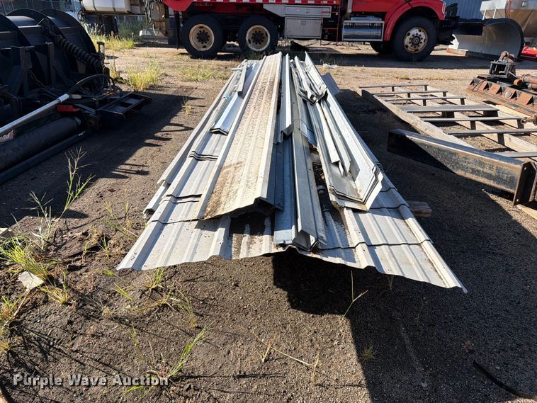 image for item EP7658 Approximately 60 pieces of metal siding