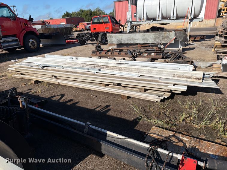 image for item EP7658 Approximately 60 pieces of metal siding