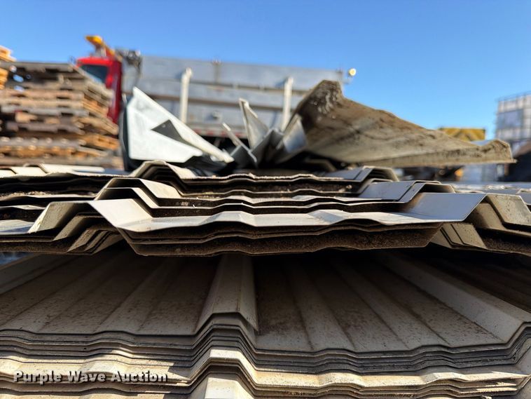 image for item EP7658 Approximately 60 pieces of metal siding
