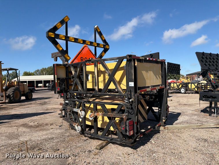 image for item EP7660 2004 Trinity TMA 9181 crash attenuator