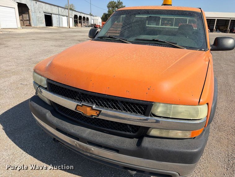 image for item EV6154 2002 Chevrolet Silverado 2500 pickup truck