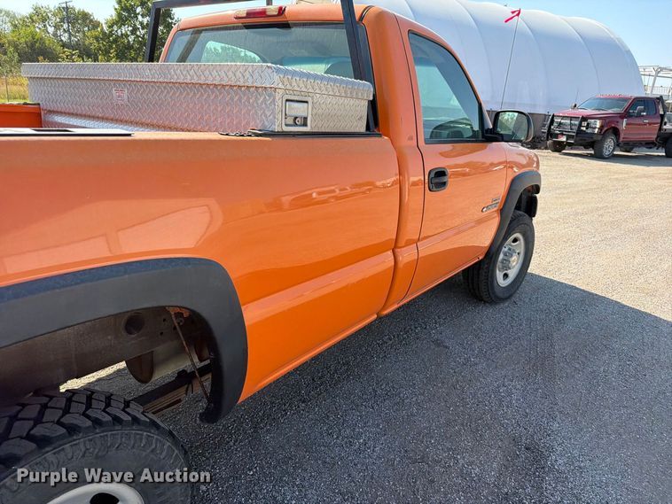 image for item EV6154 2002 Chevrolet Silverado 2500 pickup truck