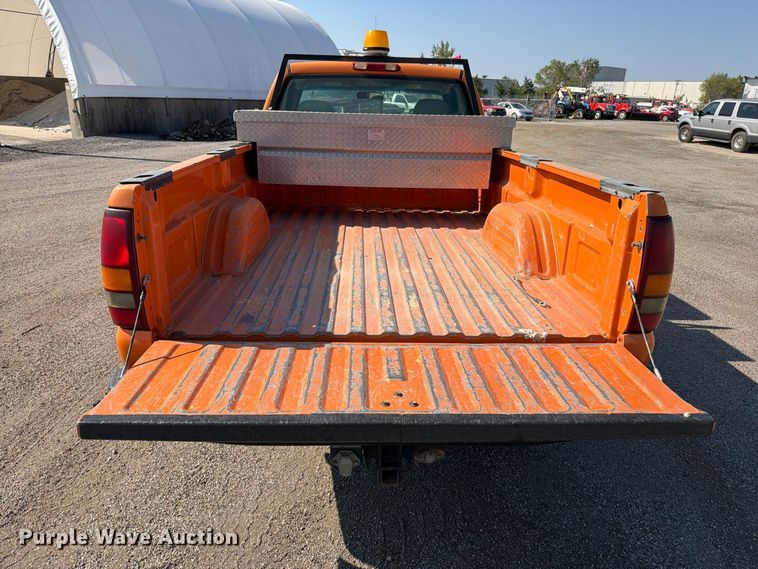 image for item EV6154 2002 Chevrolet Silverado 2500 pickup truck