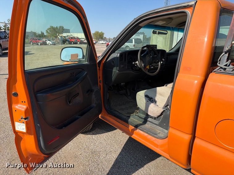 image for item EV6154 2002 Chevrolet Silverado 2500 pickup truck