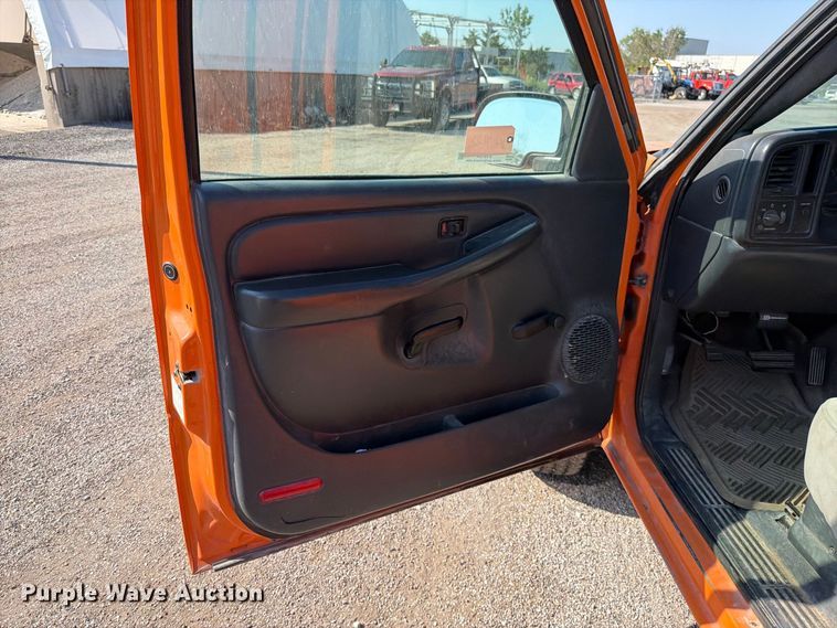 image for item EV6154 2002 Chevrolet Silverado 2500 pickup truck